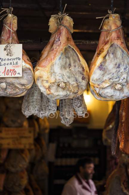 Italia, Norcia - 31 maggio 2010: Il famoso prosciutto di Norcia esposto in uno dei tanti negozi del centro storico — Foto stock