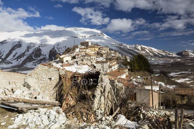 Castelluccio di Norcia, el antiguo pueblo destruido por el terremoto de 2016 con Vettore montain en segundo plano - foto de stock