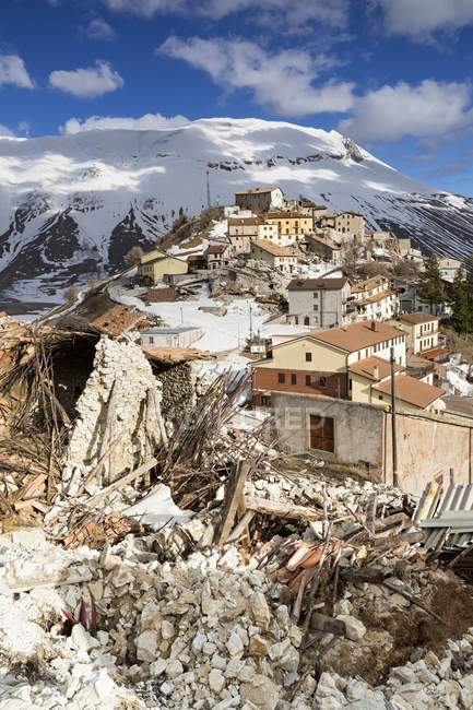 Castelluccio di norcia, das alte Dorf, das durch das Erdbeben von 2016 zerstört wurde, mit dem Vettore-Berg im Hintergrund — Stockfoto