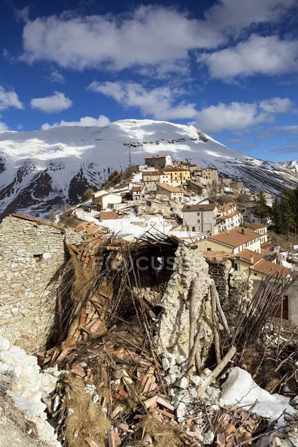 Качучучи-ди-Норсия, старая деревня, разрушенная землетрясением 2016 года, на заднем плане которой стоит монастырь Воре — стоковое фото
