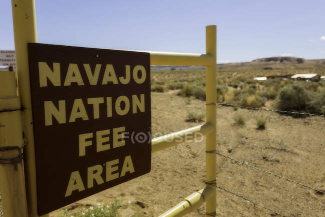 Señal de nación Navajo en Antelope Canyon, Arizona, EE.UU. - foto de stock