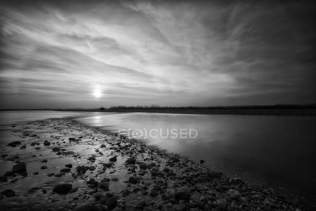 Pôr do sol no rio Talgliamento — Fotografia de Stock