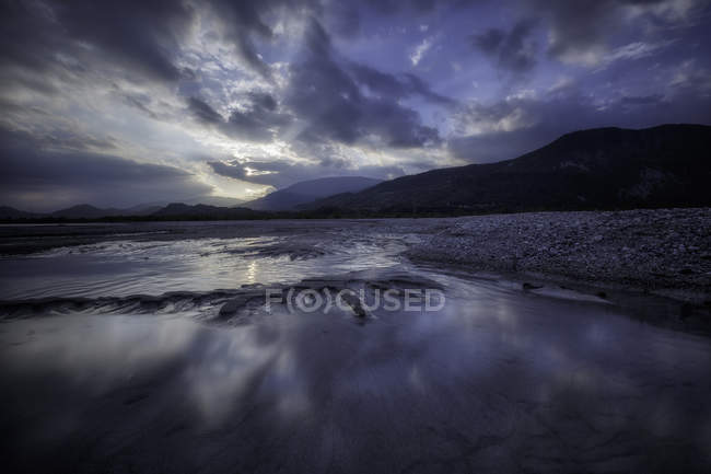 Drammatico tramonto sul fiume Tagliamento — Foto stock