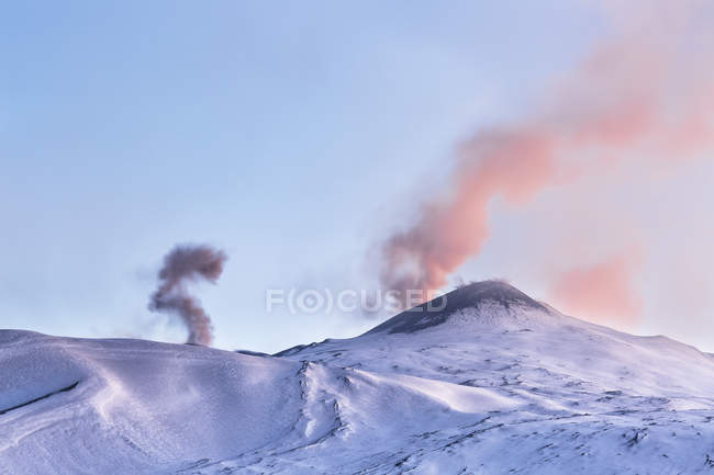 Puesta de sol en la montaña Etna - foto de stock