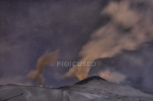 Erupção noturna no Monte Etna — Fotografia de Stock