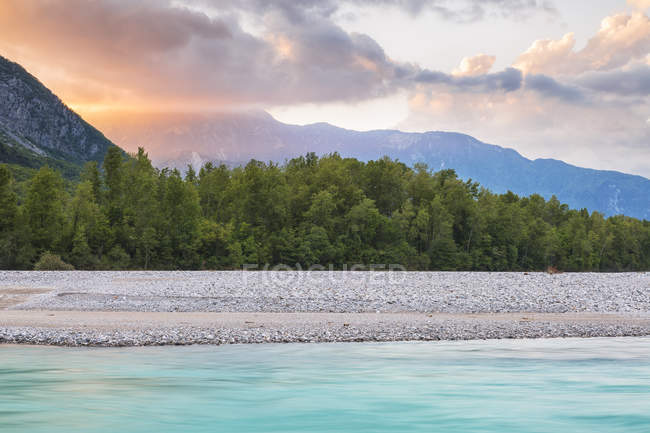 Rivière Tagliamento au coucher du soleil — Photo de stock