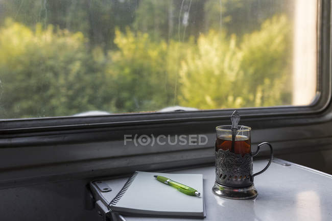 La tasse de thé typique fournie par les chemins de fer russes à l'intérieur d'un train de transition, Russie — Photo de stock