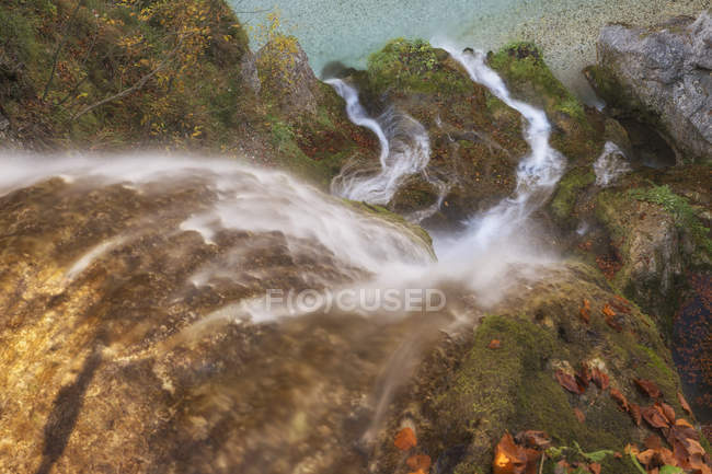 Sendero acuático en Orrido de Slizza - foto de stock