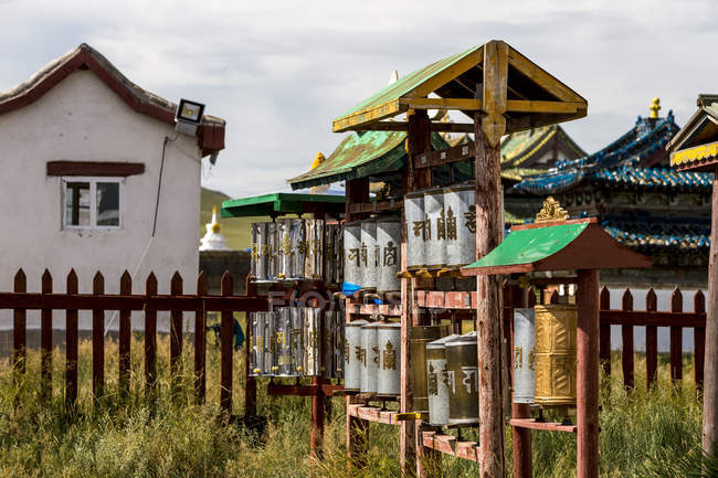 Rodas de oração dentro do mosteiro de Erdene Zuu — Fotografia de Stock