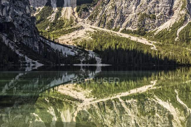 Chiaro lago montagnoso — Foto stock