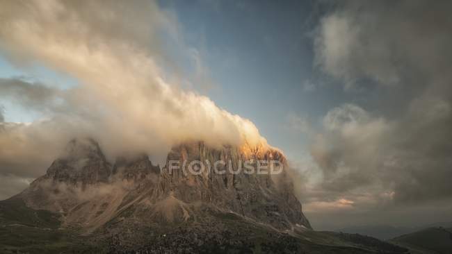 Salida del sol en la montaña Sassolungo - foto de stock
