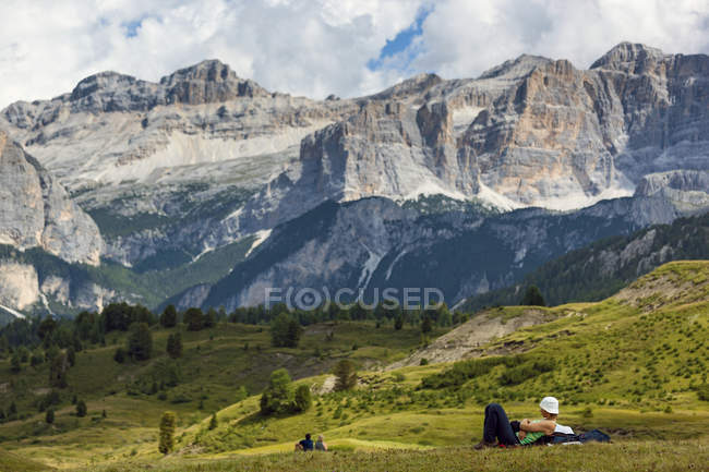 Turista ammirando montagne dai prati di Pralongi — Foto stock