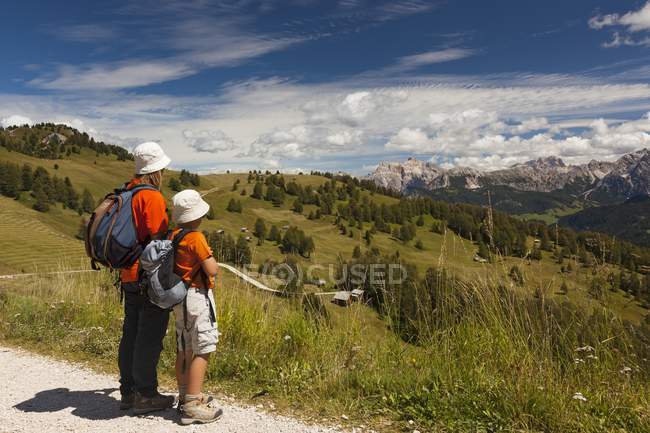 Tourists admiring the meadows of Utia Vaciara — Stock Photo