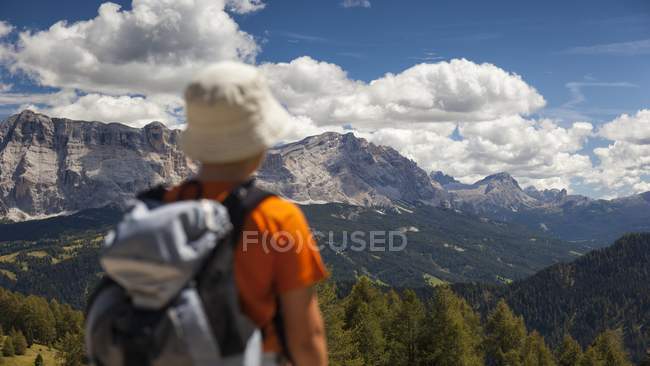Un petit randonneur admire la montagne — Photo de stock