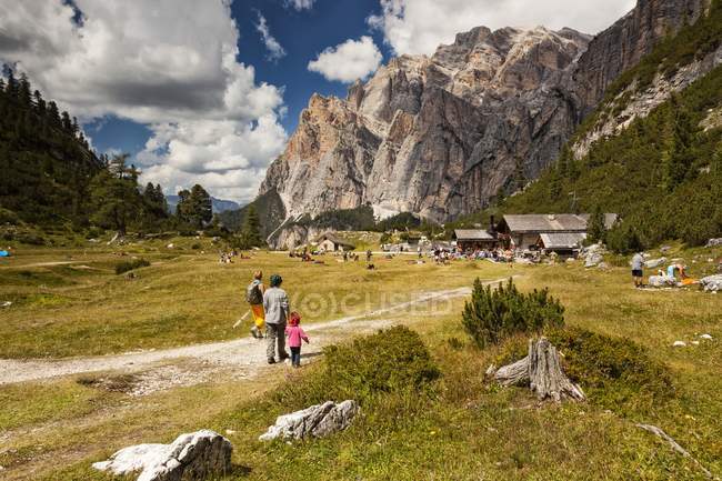 Turisti che camminano lungo il sentiero del rifugio Scotoni — Foto stock