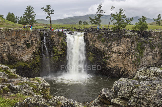 Touristen beobachten den Tutgalan-Wasserfall — Stockfoto