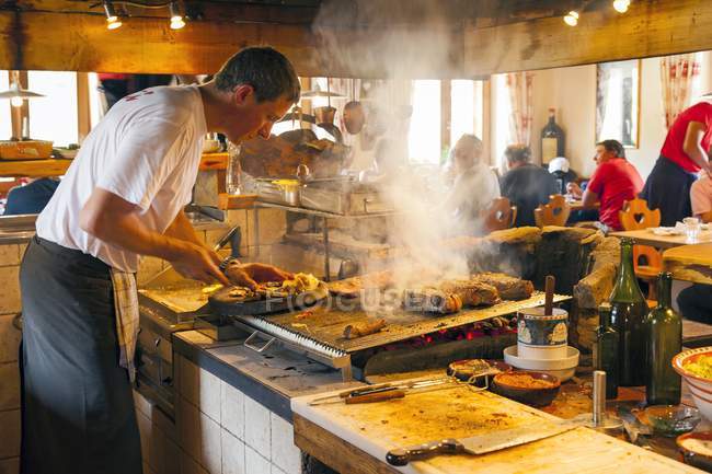 Barbecue pour touristes dans la cabane Scotoni — Photo de stock