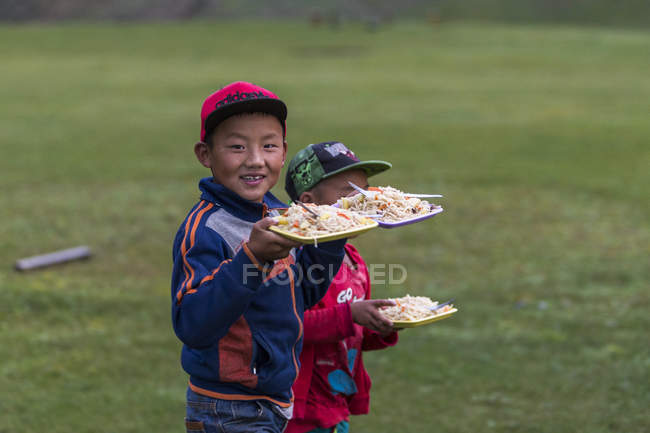 Kinder bringen Abendessen — Stockfoto