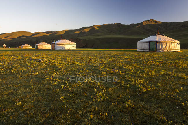 Estepa mongoliana con tiendas tradicionales - foto de stock