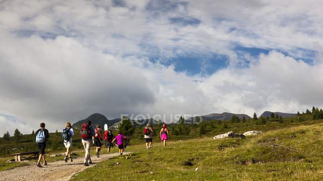 Escursionisti che camminano sul sentiero dei prati di Pralongi — Foto stock