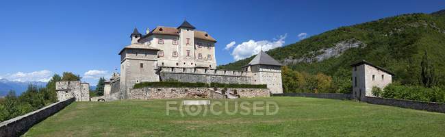 Blick auf die Burg Thun bei Tag — Stockfoto