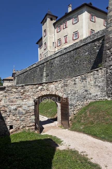 Vista de la entrada al castillo de Thun en Val di Non, Italia - foto de stock
