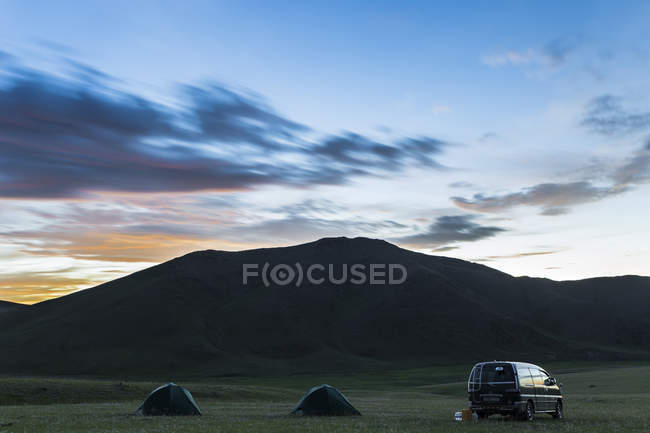 Amanecer en la estepa mongoliana - foto de stock