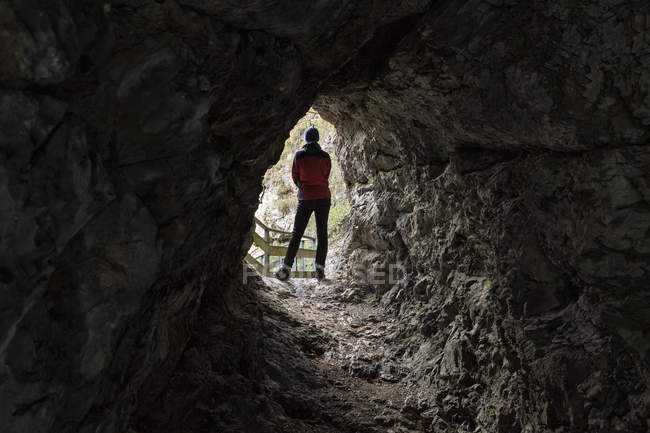 Турист, стоячи в печері в Orrido Slizza, красиві води trail Slizza потоку, Італія — стокове фото