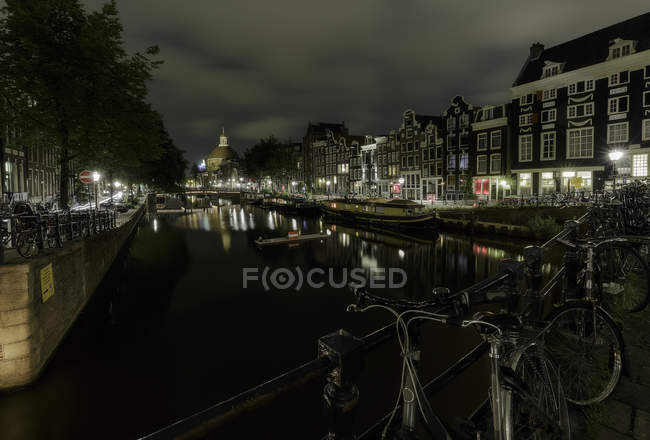 З видом на перегляд каналу будинків Амстердама, Голландія — стокове фото