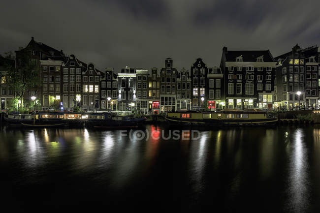 Amsterdam Canal House e casas flutuantes em Amsterdam, Holanda — Fotografia de Stock