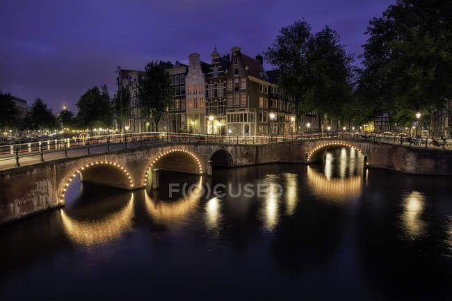 Veduta dei ponti all'incrocio tra i canali di Leidsegracht e Keizersgracht ad Amsterdam al tramonto, Olanda — Foto stock