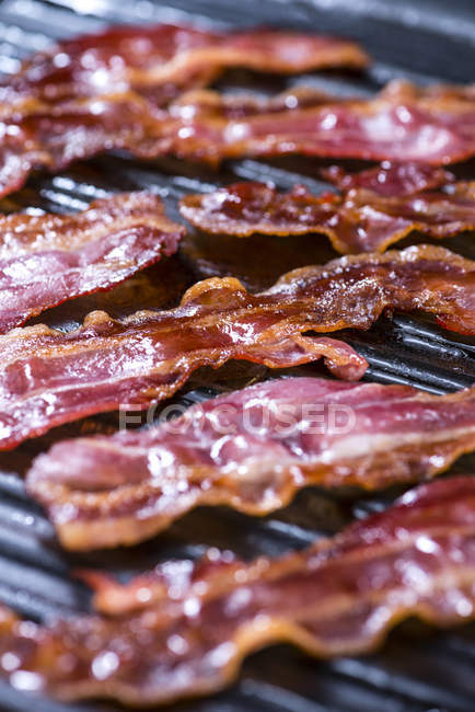 Bacon frito em uma panela — Fotografia de Stock