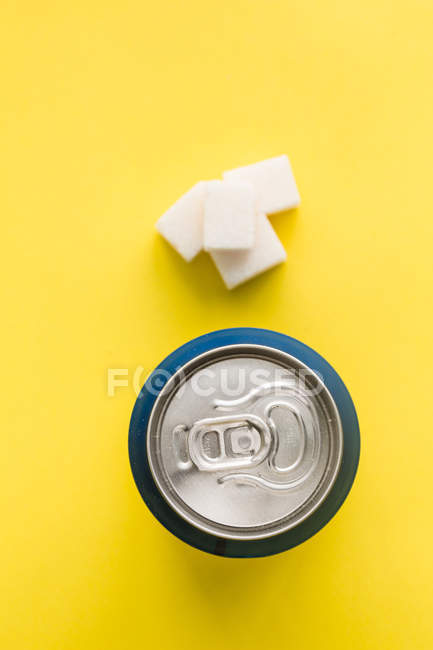 Banco de soda e açúcar cubos junk food — Fotografia de Stock