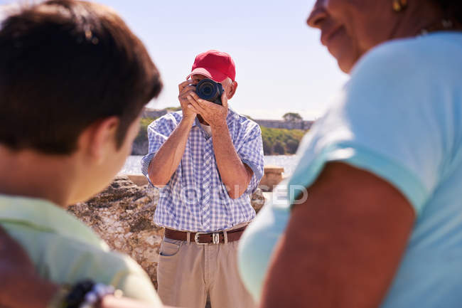 Família em férias em Cuba Vovô turista tirar foto — Fotografia de Stock