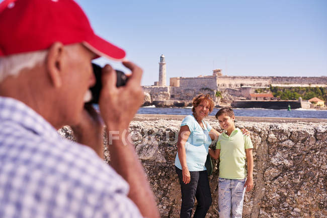Avós com menino Férias em família em Cuba Tirando foto — Fotografia de Stock