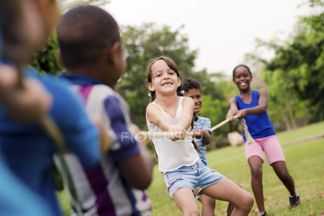Grupo de crianças felizes multi escola étnica jogando — Fotografia de Stock