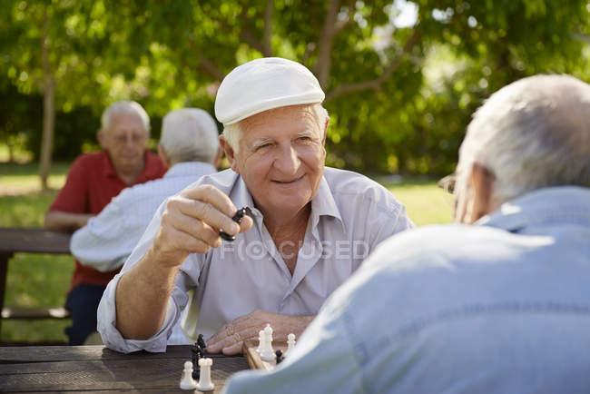 Aktive Senioren im Ruhestand, zwei alte Männer spielen Schach im Park — Stockfoto