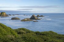 Côte de l'Oregon et rochers offshore — Photo de stock
