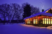 Cabaña con luces de Navidad - foto de stock