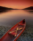 Canoa ai margini del lago di montagna — Foto stock