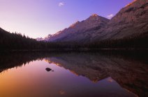 Сценическое горное озеро — стоковое фото
