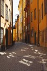 Bâtiments colorés le long de la rue étroite — Photo de stock