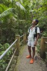 Hombre asiático en la selva tropical usando mochila - foto de stock