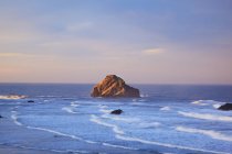 Formações rochosas na praia — Fotografia de Stock