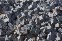 Pila de bloques grises dañados fondo - foto de stock