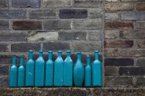 Blaue Flaschen aufgereiht — Stockfoto