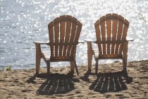 Dos sillas de playa - foto de stock