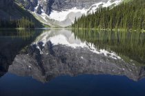 Mountain lake reflection — Stock Photo