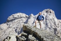 Masculino em pé no topo da rocha — Fotografia de Stock