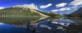 Панорама гір, розмірковуючи про озеро — стокове фото
